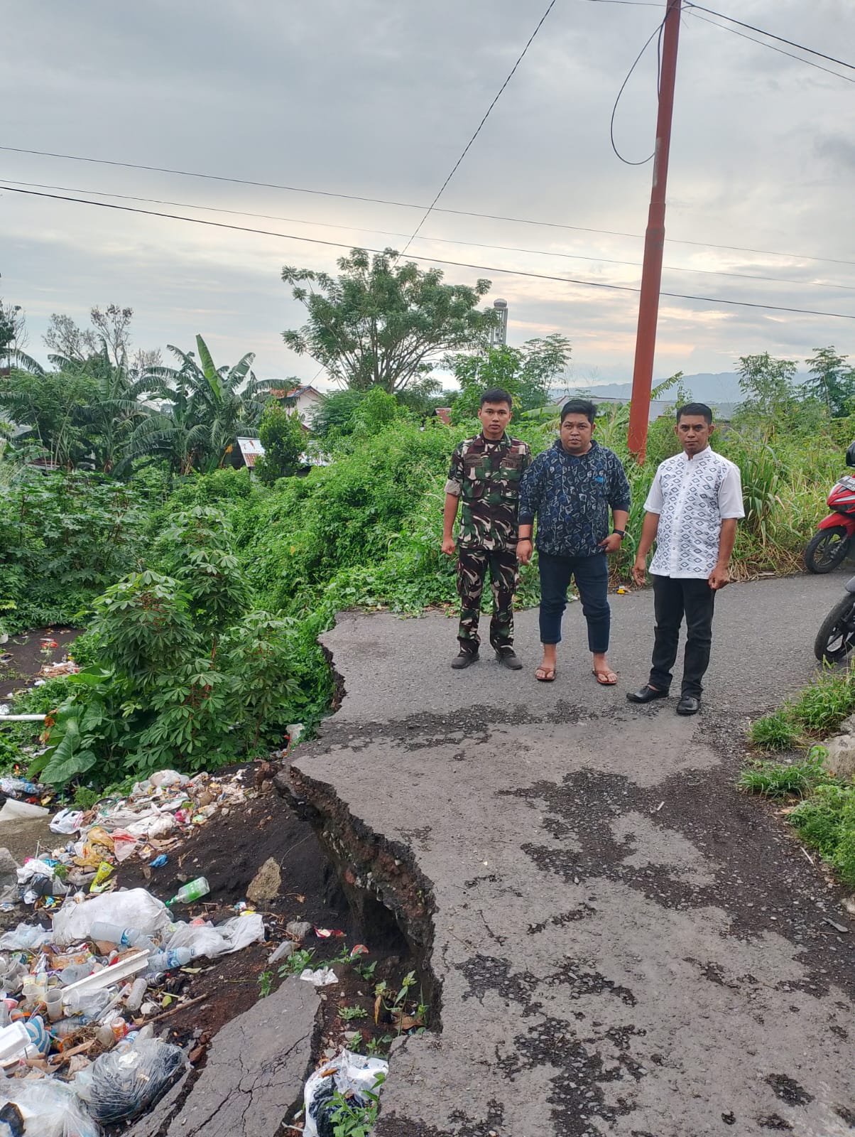 Babinsa dan Perangkat kelutahan dampingi Camat Girian tinjau jalan terputus