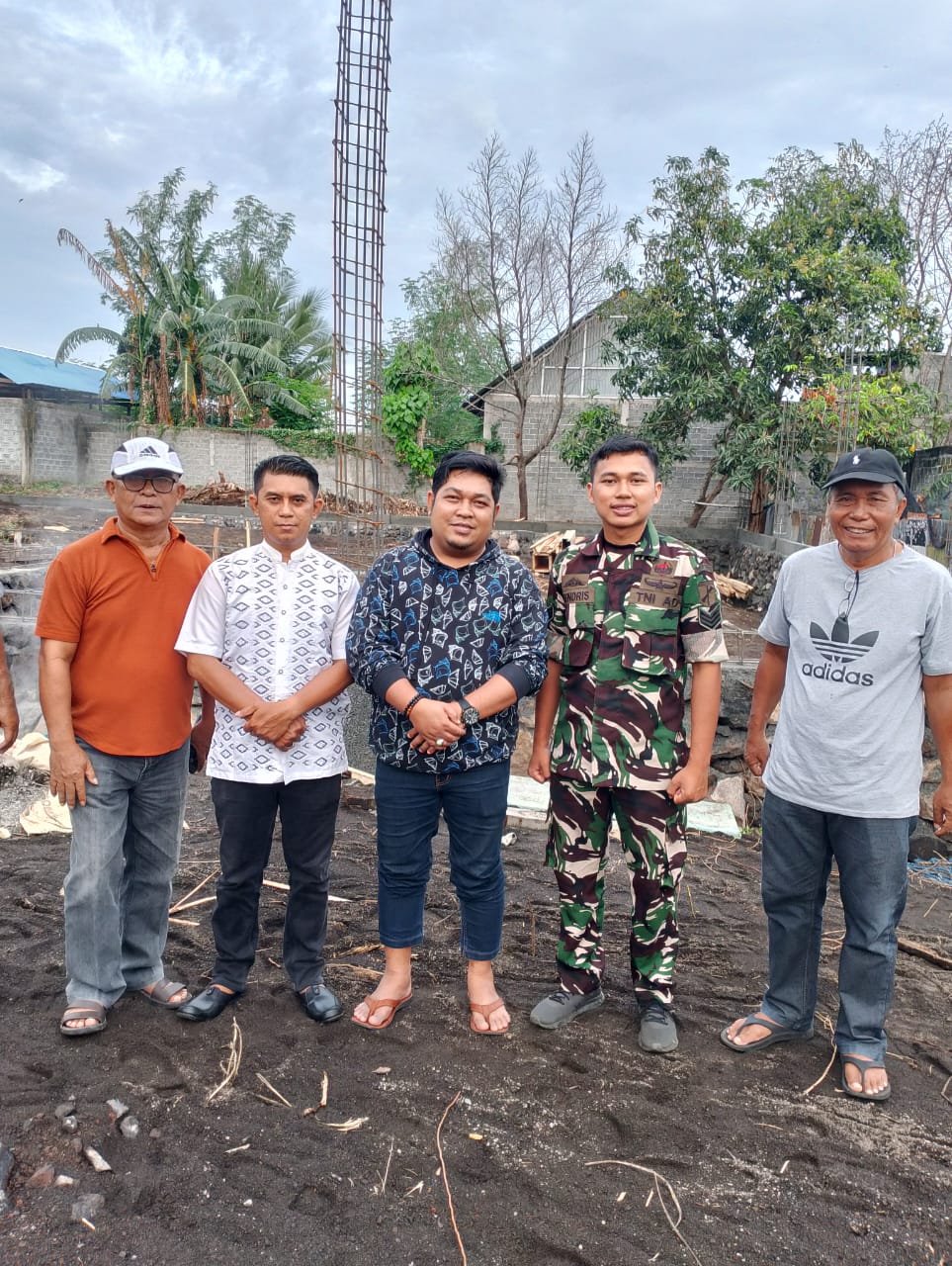 Camat Girian Rukman Rasyid saat meninjau lokasi Koperasi Merah Putih di Girian Indah.