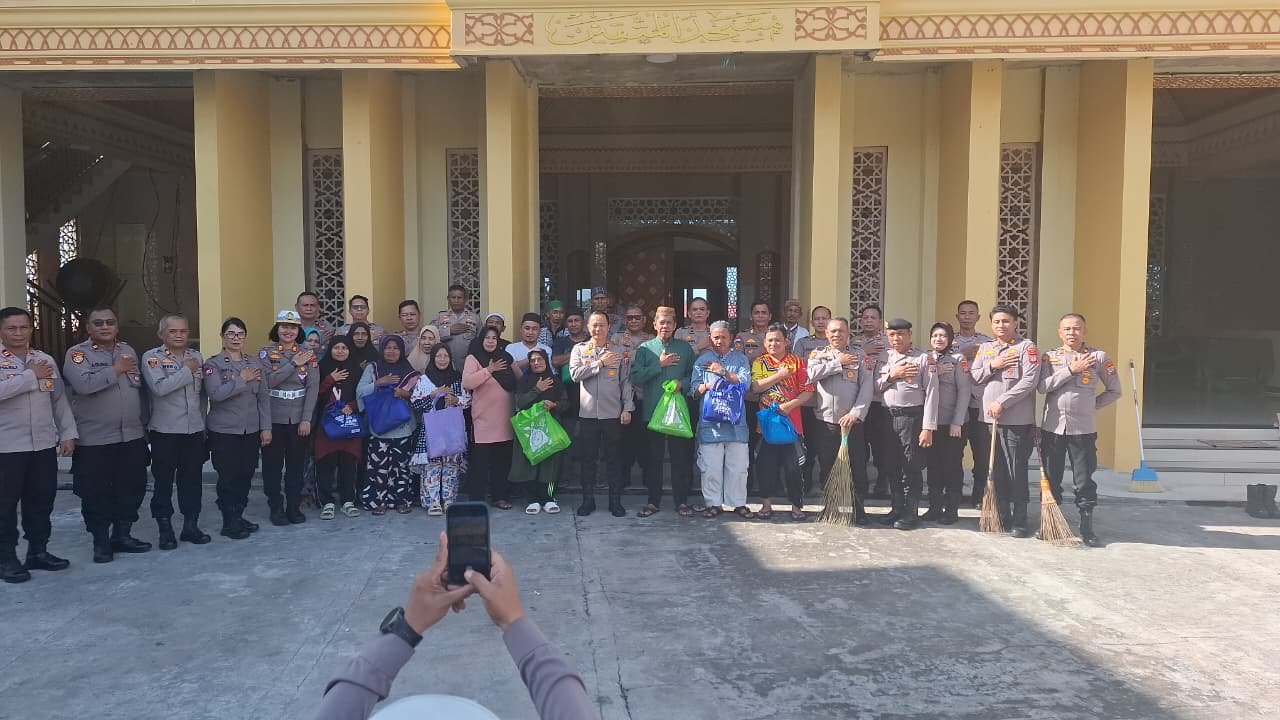 Foto bersama kamtibmas antara anggota Polres Bitung dan jamaah Masjid Al Muttaqien.
