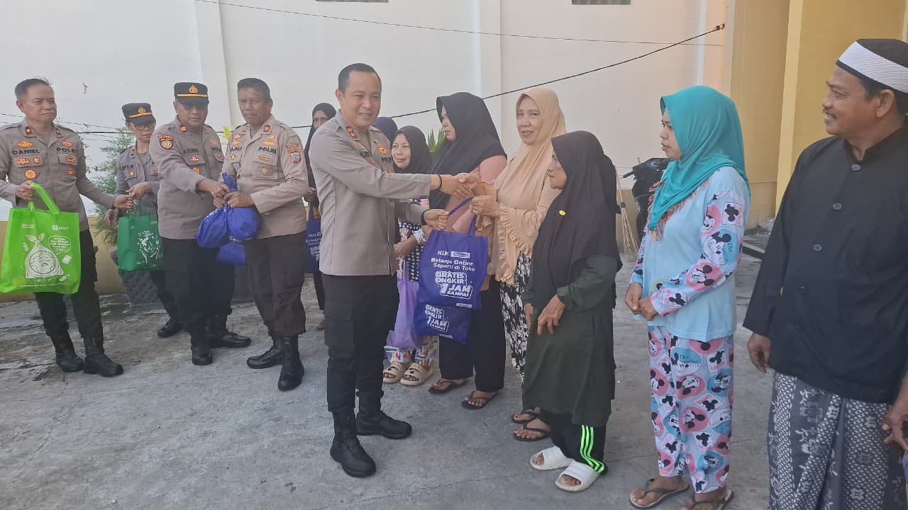Kapolres Bitung AKBP Albert Zai memberikan bantuan sembako saat bakti sosial di Masjid Al Muttaqien.