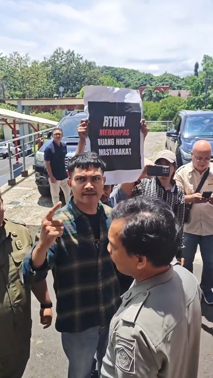 Aliansi masyarakat sipil saat menyuarakan aspirasi terkait kebijakan tata ruang. Aliansi masyarakat sipil saat menyuarakan aspirasi terkait kebijakan tata ruang.