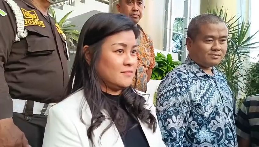 Bupati Sitaro Chyntia Inggrid Kalangit saat memberikan keterangan pers di depan gedung Kejati Sulut terkait pemeriksaan dana bencana.
