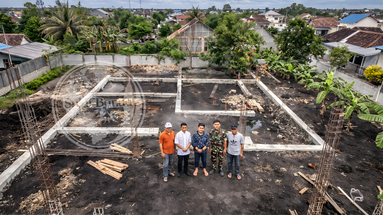 Camat Girian Rukman Rasyid saat meninjau lokasi Koperasi Merah Putih di Girian Indah.