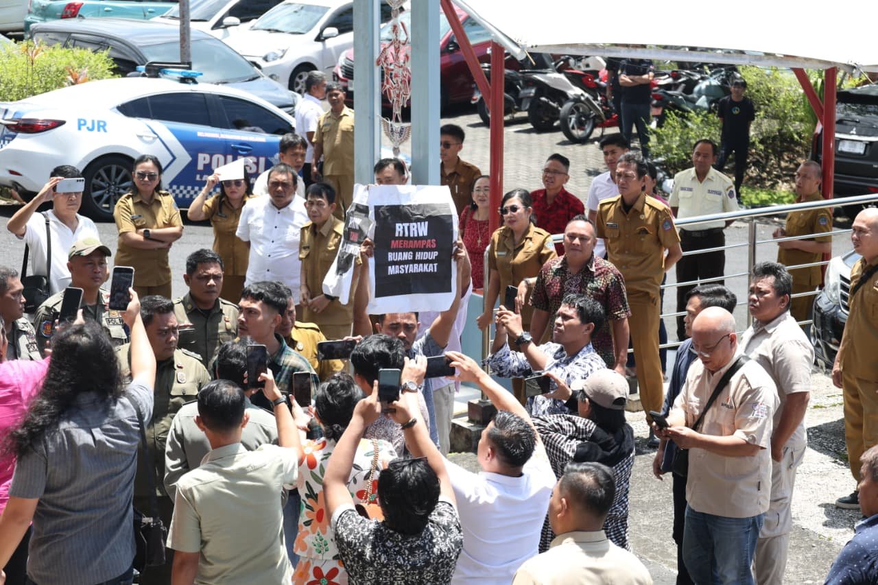 Aliansi masyarakat sipil saat menyuarakan aspirasi terkait kebijakan tata ruang.