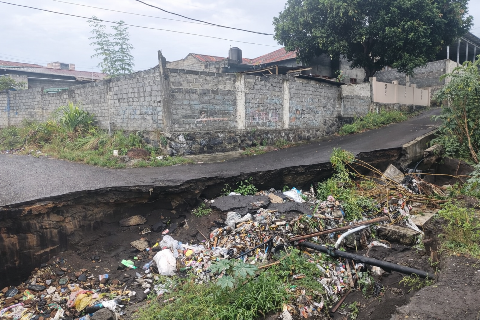 Kondisi drainase tersumbat penyebab jalan terputus di Girian Indah