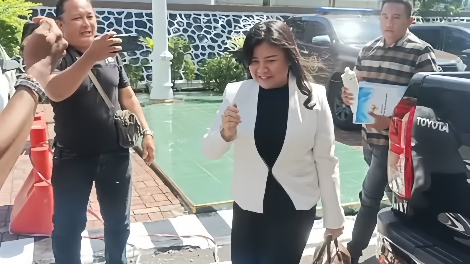 Bupati Sitaro Chyntia Ingrid Kalangit tiba di kantor Kejati Sulut terkait pemeriksaan dana bencana.