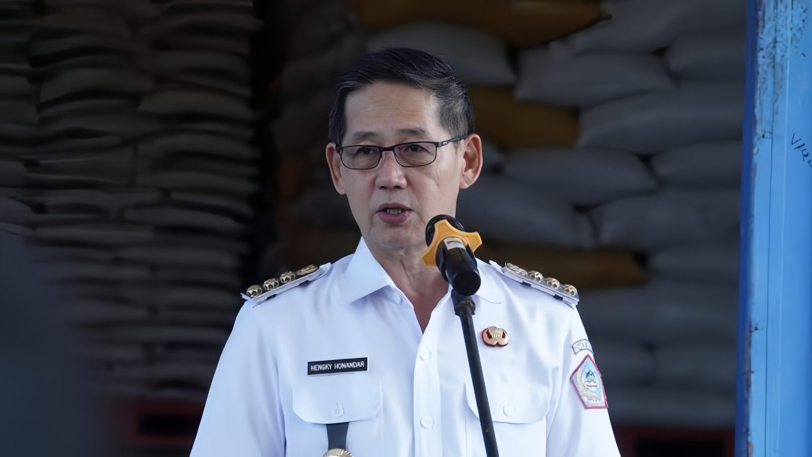 Wali Kota Bitung Hengky Honandar