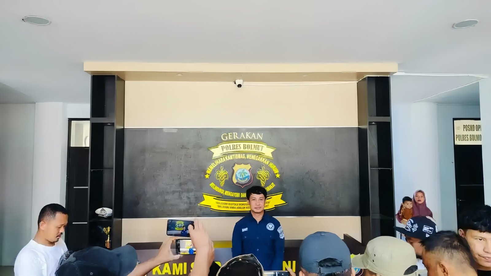 TAHANAN MENINGGAL - Bobby Noe saat melakukan konferensi Pers terkait kasus kematian seorang tahanan di dalam sel Polres Bolmut. Pihak Polres enggan beber data kasus kematian.