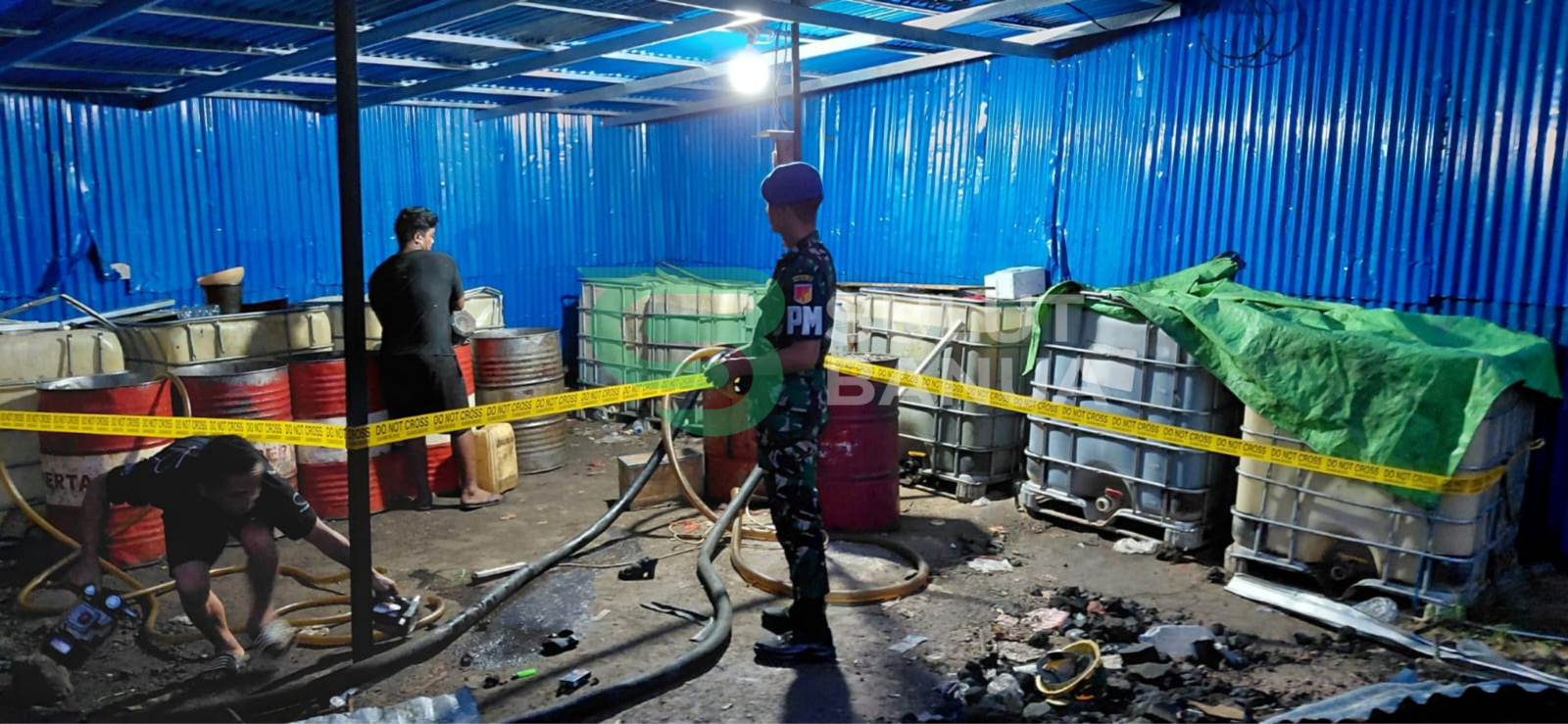 Petugas mengamankan barang bukti penyalahgunaan BBM subsidi di Manado
