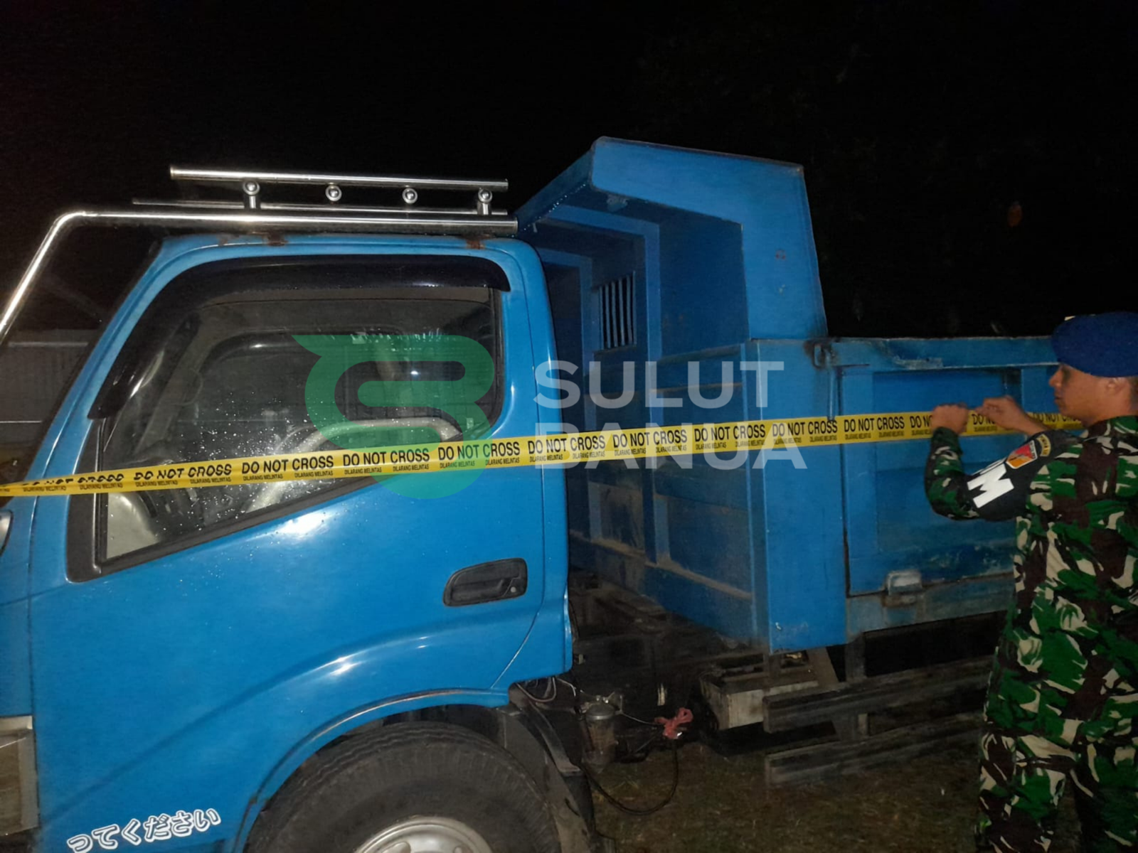 Petugas mengamankan barang bukti penyalahgunaan BBM subsidi di Manado
