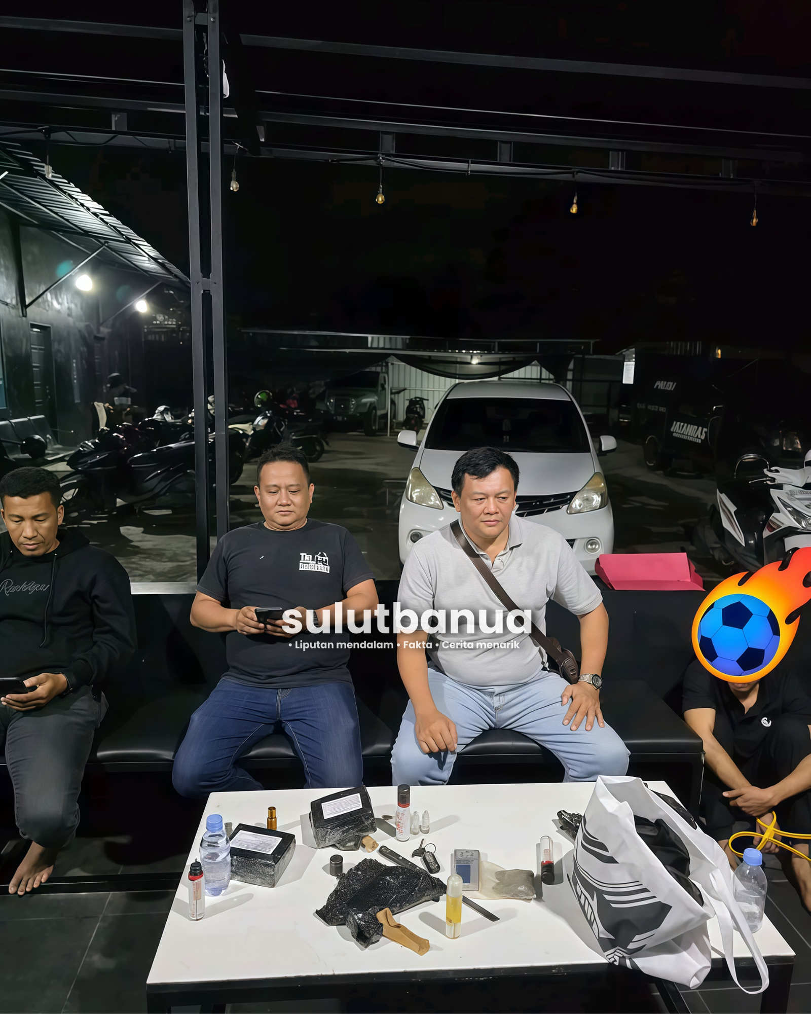 Petugas kepolisian mendata barang bukti Liquid Vape Pinaca dan paket siap kirim
