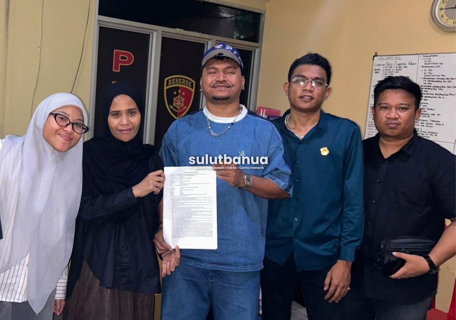 Foto bersama para pihak setelah proses penandatanganan kesepakatan damai dan pencabutan pengaduan terhadap Wizz Baker di depan kantor Unit PPA Polresta Manado.