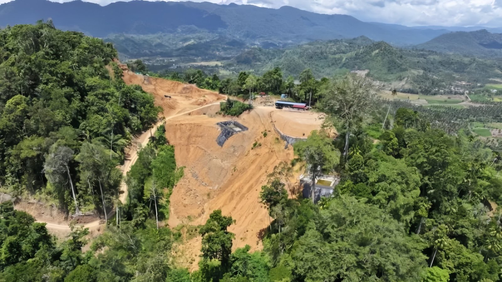 Kondisi hutan yang rusak parah akibat tambang ilegal BMR.